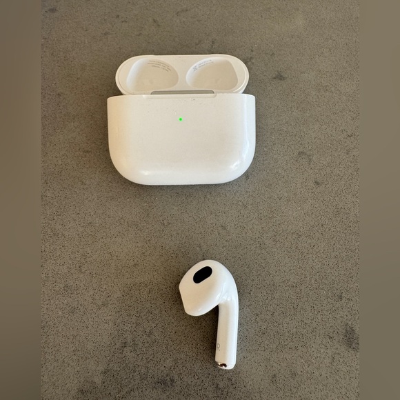 Apple 3rd Generation AirPods with Case - Picture 1 of 4